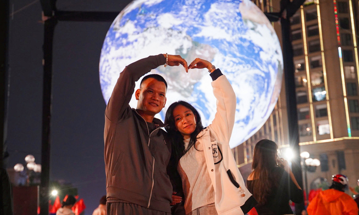 Mô hình Trái Đất khổng lồ rực sáng bên Hồ Tây, người dân nô nức check-in