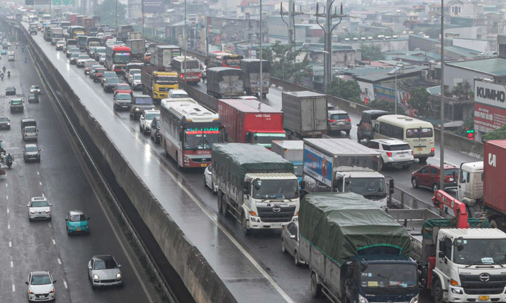 Hà Nội mịt mờ trong mưa lạnh, đường phố ùn tắc đến gần trưa
