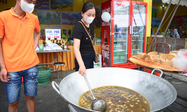 Thực khách háo hức nếm thử thắng cố, phở ngô... tại Hội chợ Mùa thu 2025