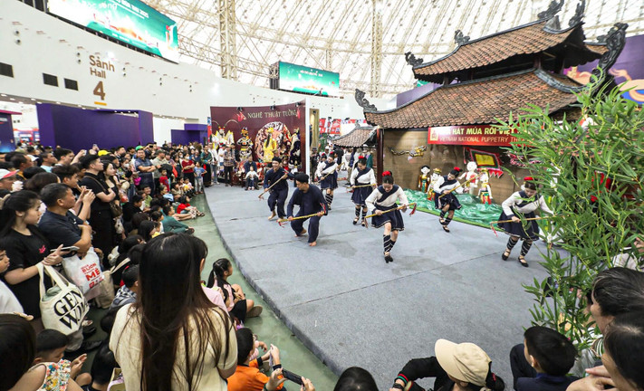 Du khách say mê khám phá ‘Tinh hoa văn hóa Việt Nam’ tại Hội chợ mùa Thu 2025