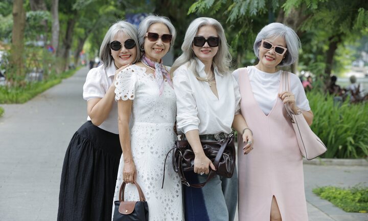 Hội chị em tóc bạc Hà Nội gây sốt vì quá thần thái, có cả những phụ nữ U30