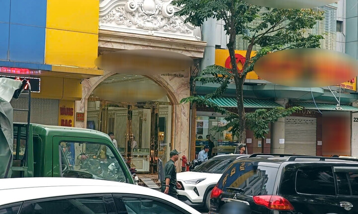 Cảnh sát phong tỏa đường có hàng loạt tiệm vàng nổi tiếng ở Thanh Hóa