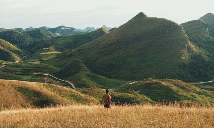 Mùa cỏ cháy phủ vàng đồi Ba Quáng giữa núi rừng Cao Bằng