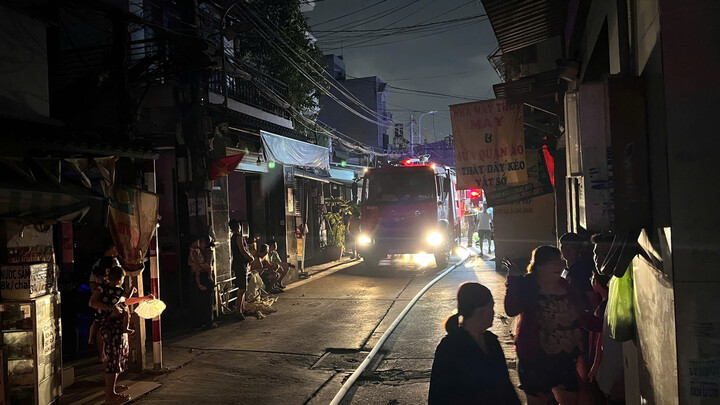 Cháy lớn tại kho phế liệu ở TP.HCM, người dân hoảng loạn tháo chạy
