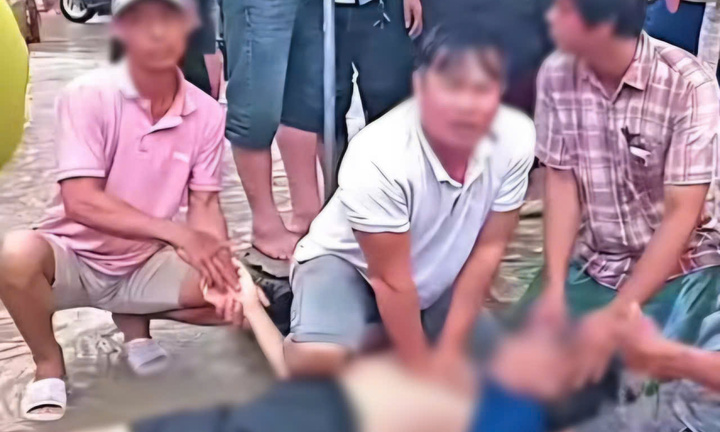 Vào chợ kiểm tra hàng hoá lúc nước lũ chưa rút, 2 người bị điện giật