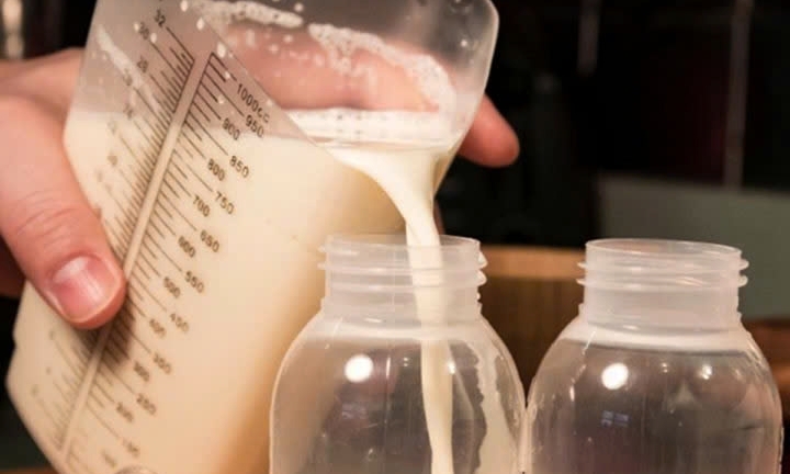 'Chấm đen' trong sữa bột khiến người dùng lo mốc, chuyên gia nói gì?