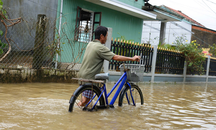 Số người chết do mưa lũ ở Huế tiếp tục tăng, gần 6000 ngôi nhà còn bị ngập