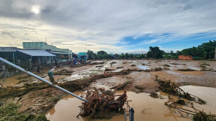 Người dân tháo chạy trước cảnh vỡ hồ chứa, nước cuồn cuộn ở Lâm Đồng