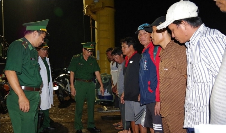 Kịp thời ứng cứu 11 thuyền viên gặp nạn trên vùng biển Vũng Tàu