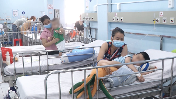 Cảnh báo nguy cơ 'dịch chồng dịch' ở TP.HCM