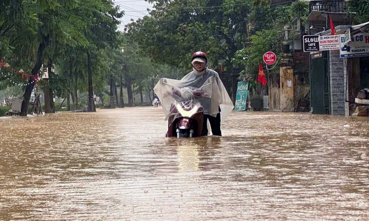 Dự báo thời tiết ngày 3/11: Miền Trung mưa lũ bủa vây, miền Bắc chuyển mưa rét