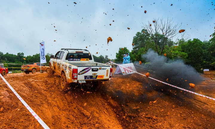 Mãn nhãn màn tranh tài gay cấn tại giải đua ô tô địa hình lớn nhất Việt Nam