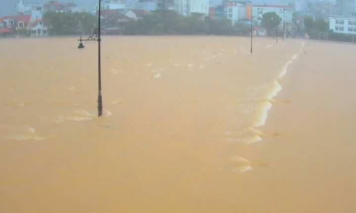 Huế lại mưa trắng trời, cảnh báo nguy cơ 'lũ chồng lũ'