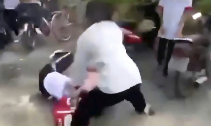 Mâu thuẫn khi được bầu làm tổ trưởng, nữ sinh lớp 8 bị bạn đánh nhập viện