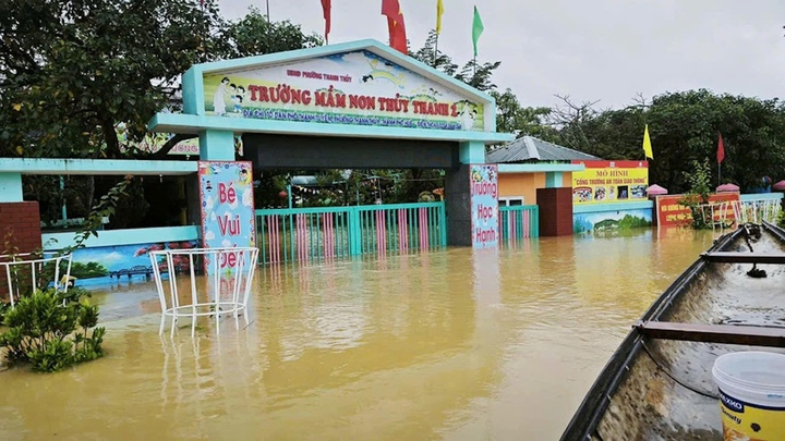 Mưa lũ diễn biến phức tạp, TP Huế tiếp tục cho học sinh nghỉ học