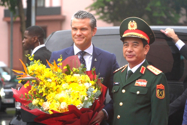 Đại tướng Phan Văn Giang hội đàm với Bộ trưởng Chiến tranh Mỹ Pete Hegseth