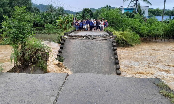 Sập cầu dân sinh ở Quảng Ngãi, cả người và xe máy rơi xuống nước