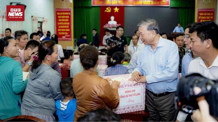 Tổng Bí thư Tô Lâm thăm người dân vùng lũ ở Huế