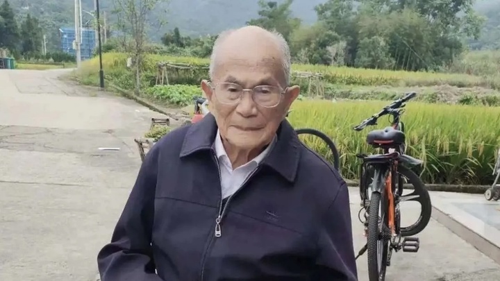 Bí quyết sống lâu của cụ ông 111 tuổi luôn uống rượu, hút thuốc, ăn đường