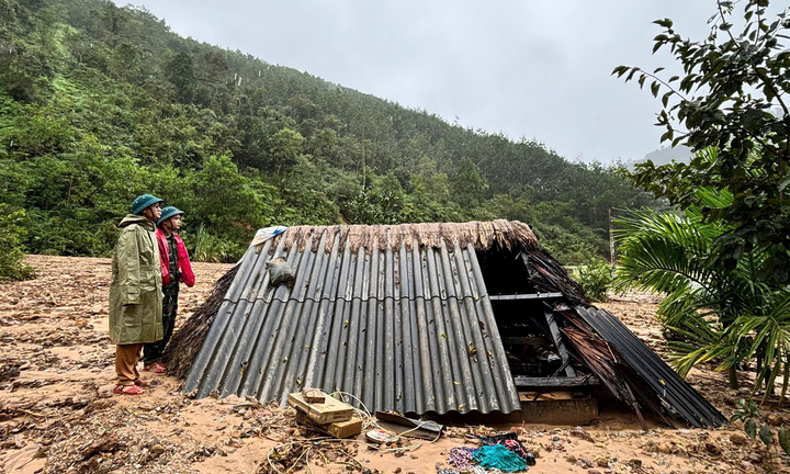 Sạt lở do mưa lớn vùi lấp gần hết 1 khu dân cư ở miền núi Đà Nẵng