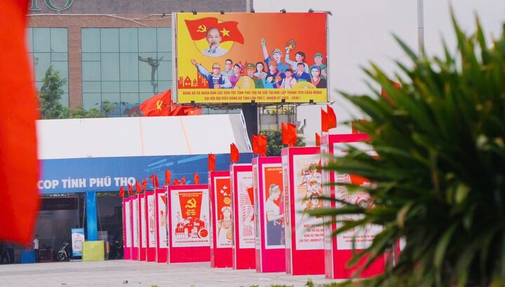 Phú Thọ rực rỡ cờ hoa chào mừng Đại hội Đảng bộ tỉnh lần thứ nhất