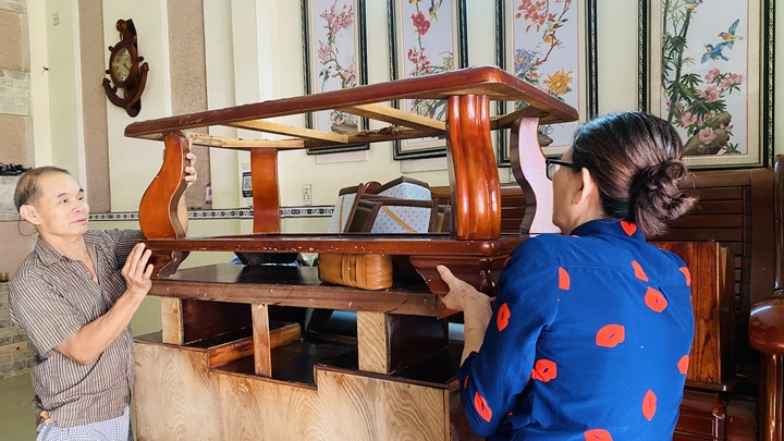 Lũ lịch sử để lại mớ ngổn ngang, dân chưa dọn xong đã kê đồ tránh trận lũ mới