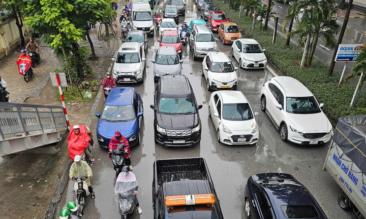 Ô tô dàn hàng 4, xe máy luồn lách trong mưa lạnh sáng đầu tuần