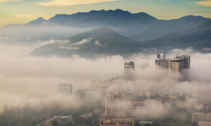 Sáng nay, phố biển Quy Nhơn ‘mơ màng’ trong sương