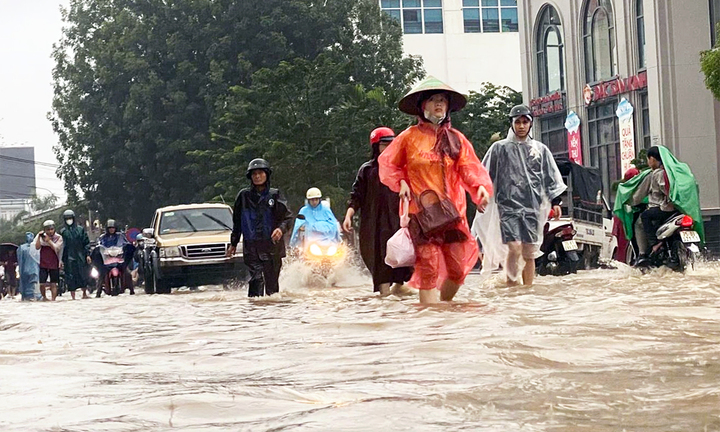 Nước lũ ở Huế và Đà Nẵng lại lên nhanh, ngập lụt diện rộng tái diễn