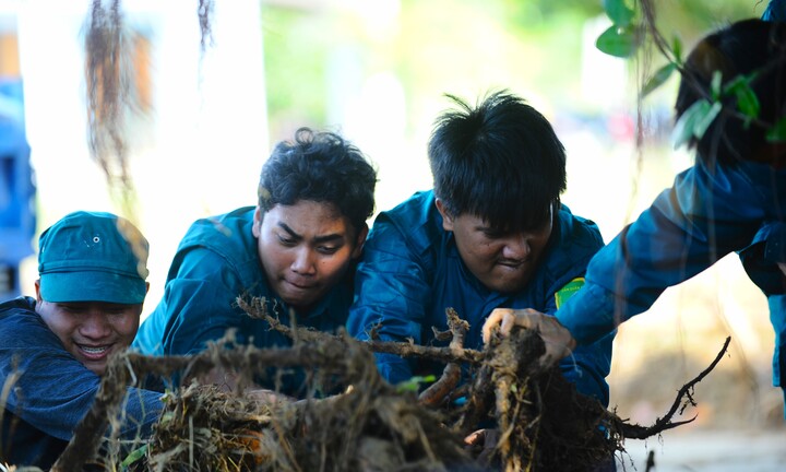 Lực lượng chức năng cùng người dân dọn dẹp sau vụ vỡ hồ chứa nước ở Lâm Đồng