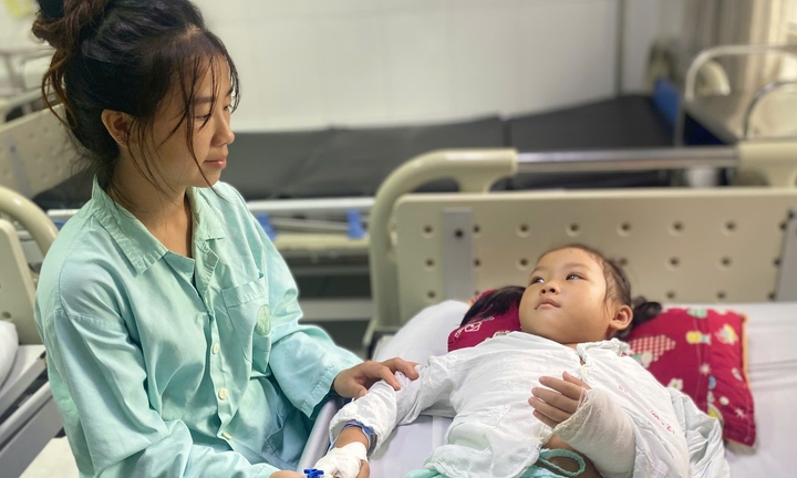 Bé ngã từ mái nhà, nguy cơ mất cánh tay, cha mẹ nghèo ôm con cầu cứu khắp nơi 