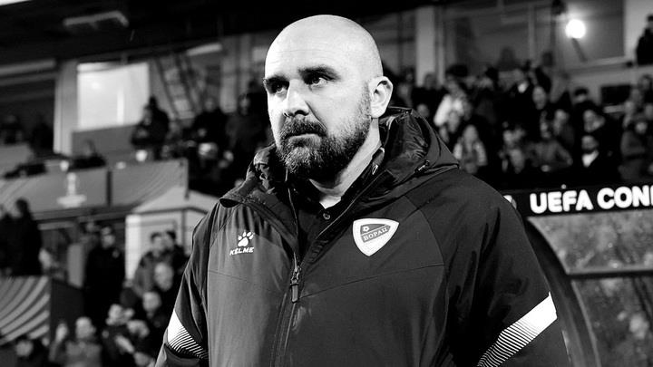 Huấn luyện viên vừa nhậm chức 10 ngày qua đời giữa trận đấu