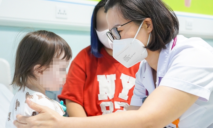 Gia đình người Úc đưa con đến Việt Nam điều trị chứng biếng ăn nặng