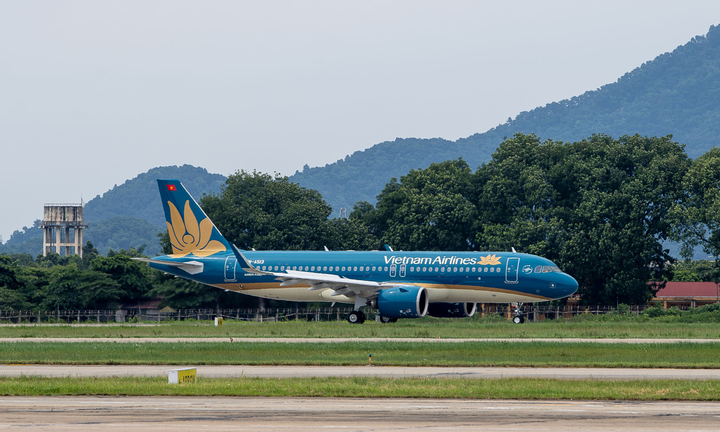 Hàng loạt chuyến bay phải huỷ, hoãn do ảnh hưởng bão số 13