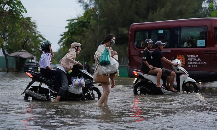 Triều cường 'nhấn chìm' đường TP.HCM, phụ huynh bì bõm đón con giờ tan trường