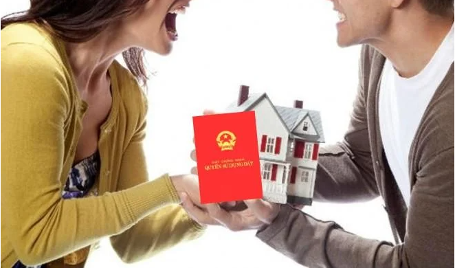 Chồng không cho tôi đứng tên sổ đỏ nhưng lại bắt góp 1 tỷ đồng để xây nhà