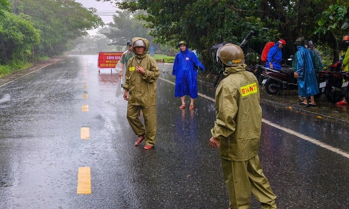 Dân Quảng Ngãi thuê khách sạn tránh bão, Đà Nẵng cấm người lên Sơn Trà