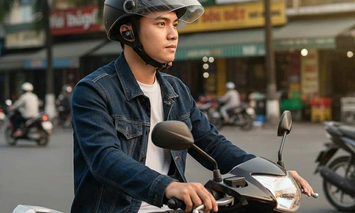 Tôi suýt bị ô tô tông chết vì người chạy xe máy đeo tai nghe 