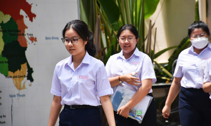 Phòng mưa ngập, nhiều trường ở TP.HCM cho học sinh tan trường sớm
