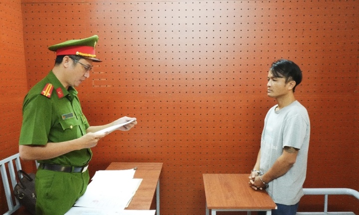 Khởi tố người đàn ông chống đối kiểm tra nồng độ cồn, tự đập đầu vào kính 