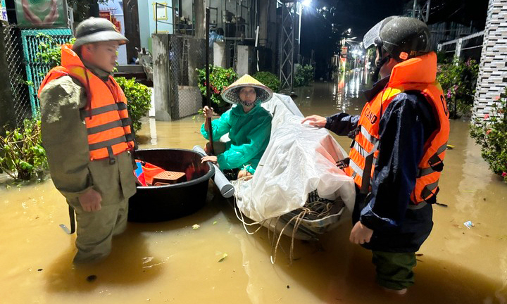 Chiều tối đến đêm nay, bão số 13 đổ bộ Quảng Ngãi-Đắk Lắk với cường độ rất mạnh