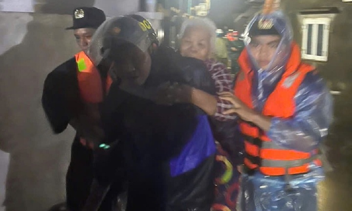 Dân quân, công an cõng người già và trẻ nhỏ sơ tán ngay trong đêm nước biển dâng