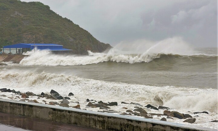 Rùng mình sóng biển gần chục mét ở Gia Lai, Đắk Lắk trước khi bão Kalmaegi đổ bộ