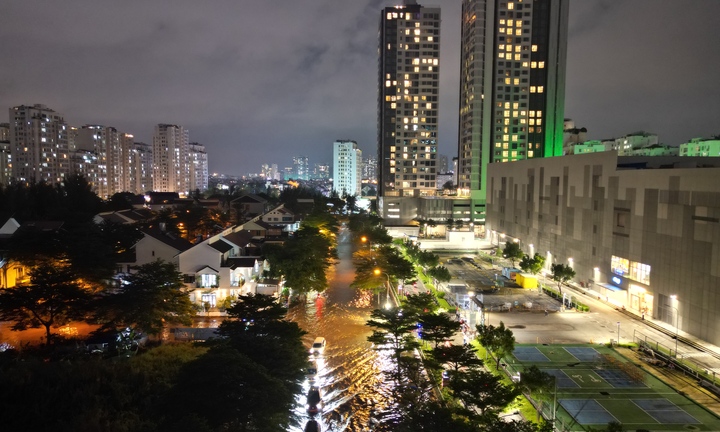 Triều cường đạt đỉnh, khu nhà giàu TP.HCM lại ngập trong nước