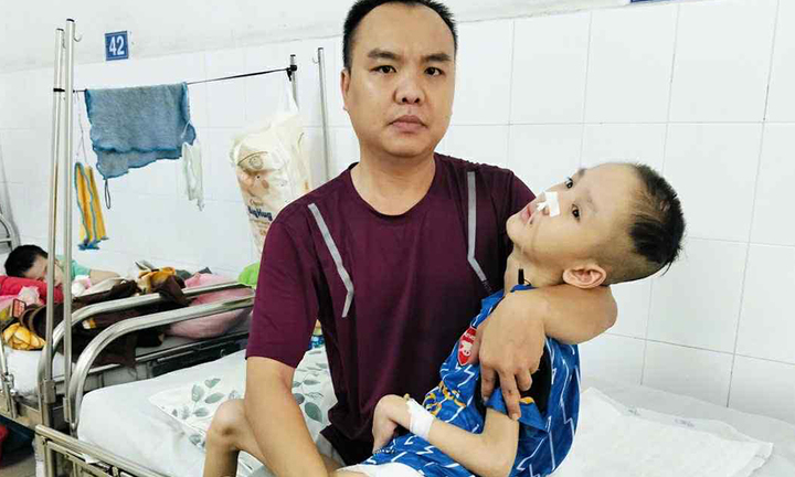 Cha đơn thân bền bỉ bên con trai 10 tuổi chống chọi bệnh não úng thủy