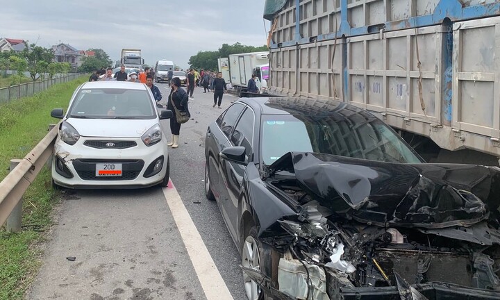 Tai nạn liên hoàn giữa 6 ô tô, cao tốc Hà Nội - Thái Nguyên ùn tắc hơn 2km