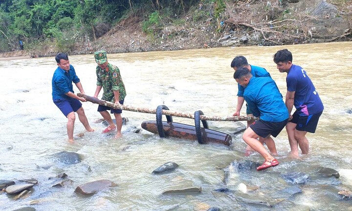 Đánh cá trên sông, phát hiện quả bom nặng 250kg 