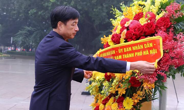Bí thư Hà Nội dâng hoa tại tượng đài Lênin kỷ niệm Cách mạng Tháng 10 Nga