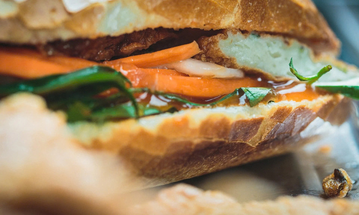 40 người nhập viện nghi do ngộ độc sau khi ăn bánh mì ở TP.HCM