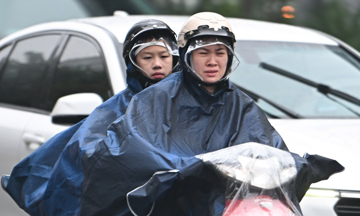 Hà Nội mờ sương, đặc bụi, người dân khổ sở đi làm